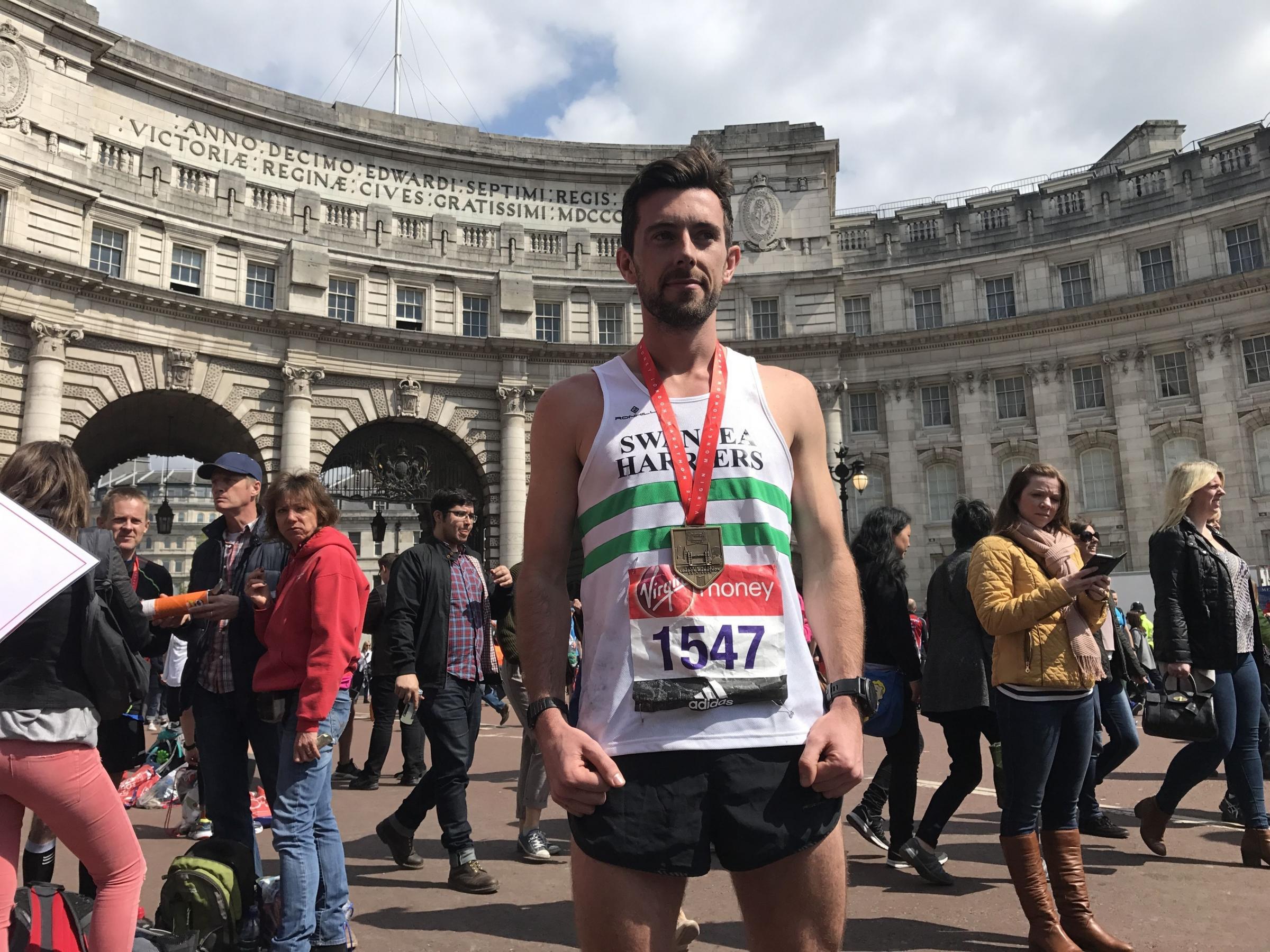 Runner helping exhausted athlete over finishing line 'is what London Marathon is all about'