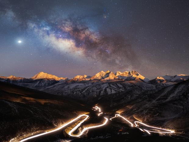 News Shopper: The Starry Sky Over the World’s Highest National Highway © Yang Sutie
