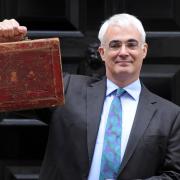Alistair Darling, former Labour chancellor, has died at the age of 70, a family spokesman has announced