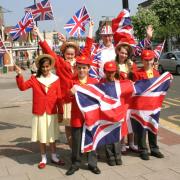 Picture by Derek Hope - Mike Lowe of the Sidcup High Street Promotions Group and children from Merton Court School