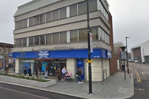 Appeal for witnesses after man robbed at knifepoint in Eltham